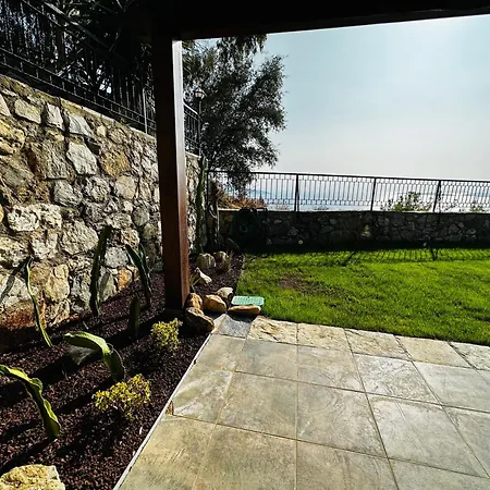 Deniz Manzarali Tas Villa