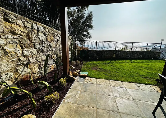 Deniz Manzarali Tas Βίλα